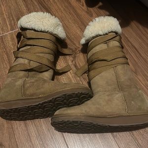 Size 8 never worn but older style lace up winter boots with fur